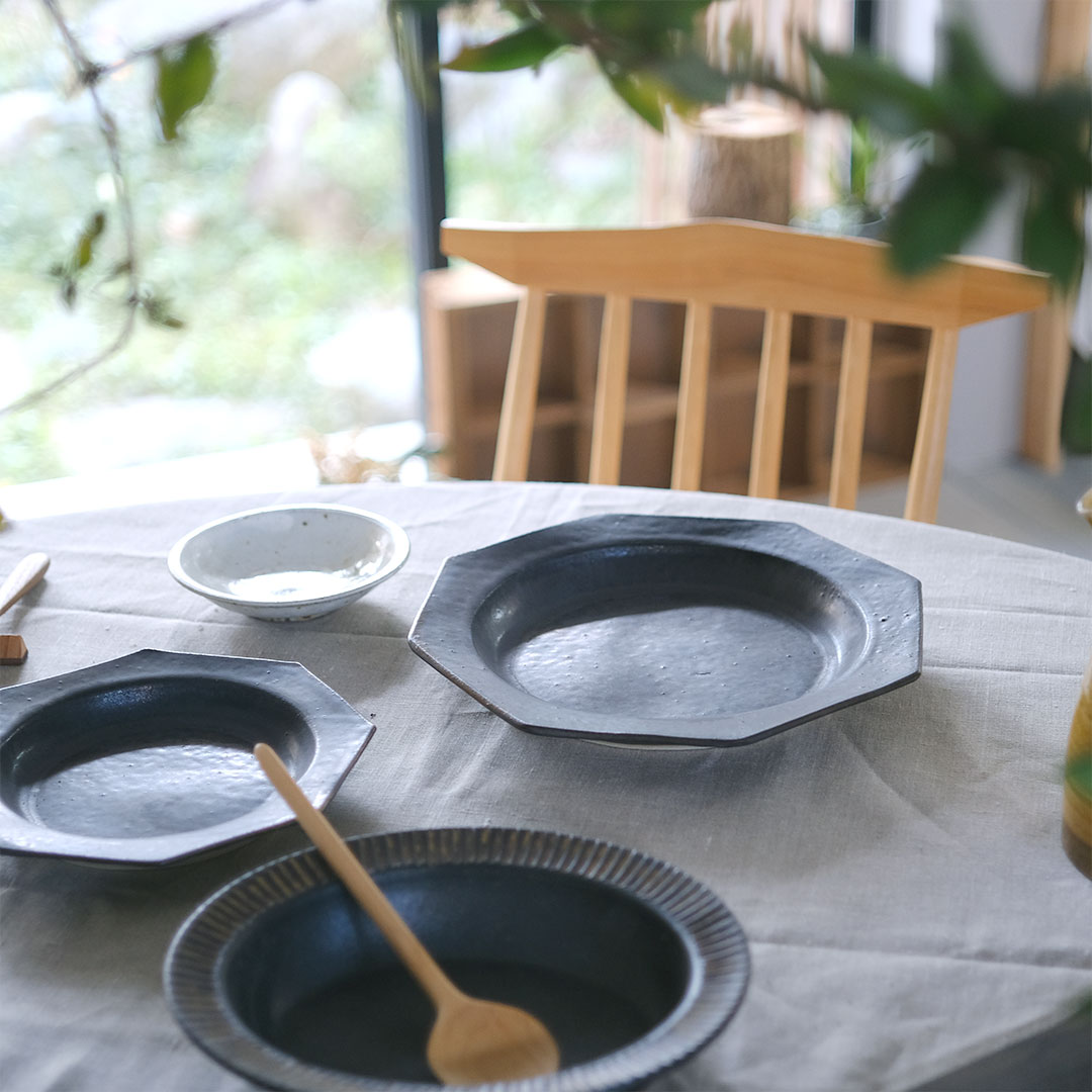 黒釉/八角皿/L | 醇窯(じゅんよう) | 糸島くらし×ここのき 公式通販サイト