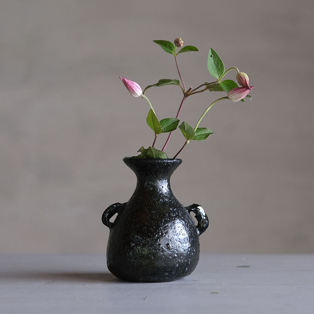 黒釉壷型花入/耳付き | 窯元ろくろ | 糸島くらし×ここのき 公式通販サイト