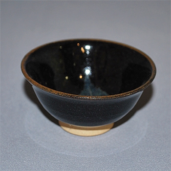 一葉窯「盃（黒）」自然の葉をそのまま器の中に焼きこみましたのお