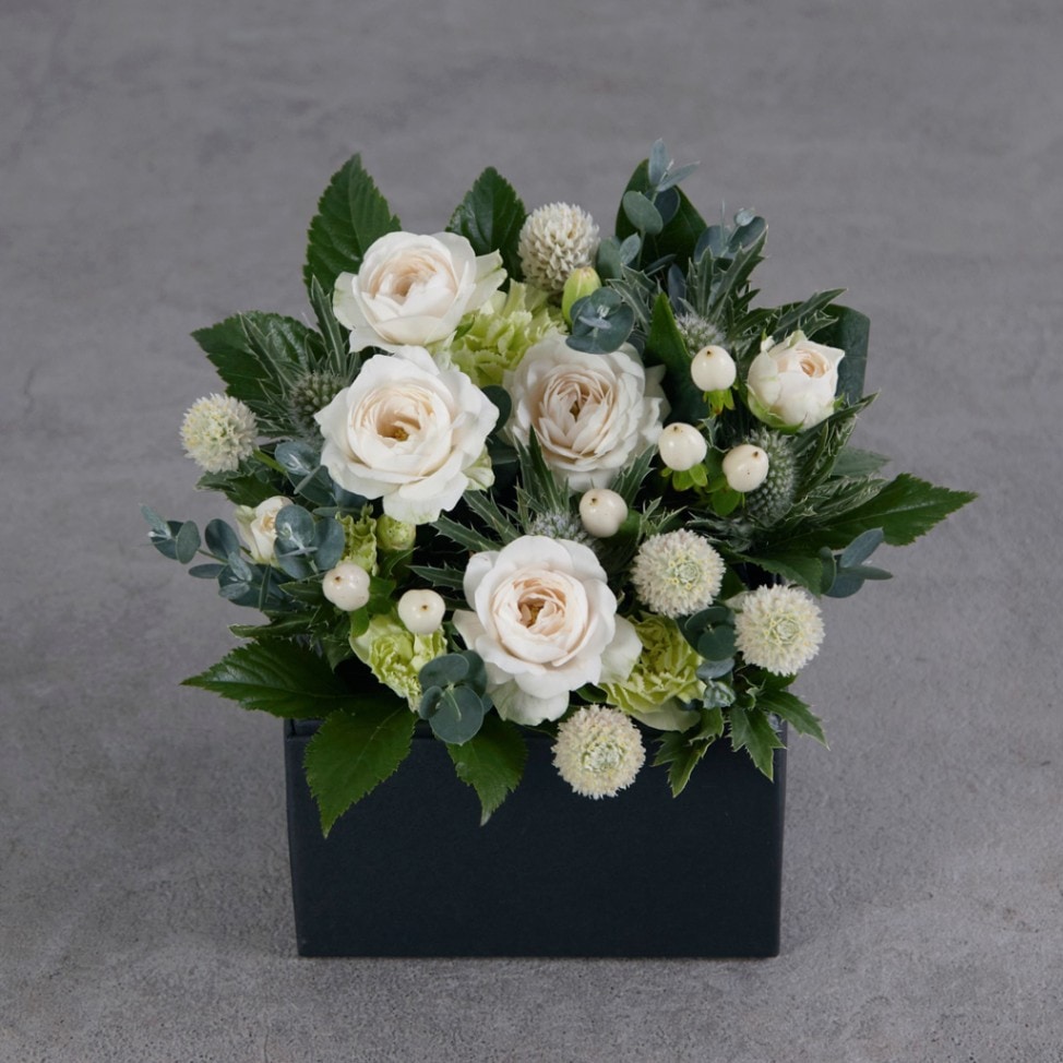 おまかせ生花アレンジメント】BOXアレンジ(白×グリーン)〈60-80サイズ
