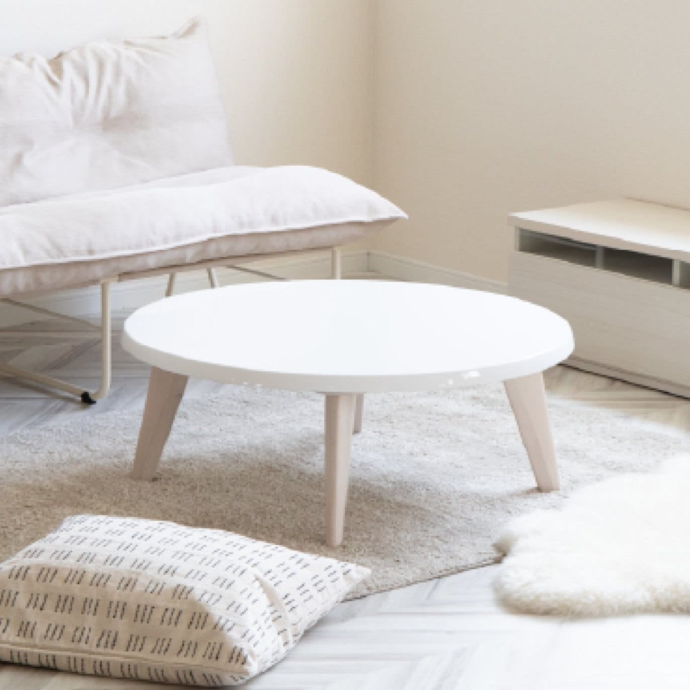 SNSでも人気！ホワイト天板×木製脚で大人気！北欧風の円形ローテーブル