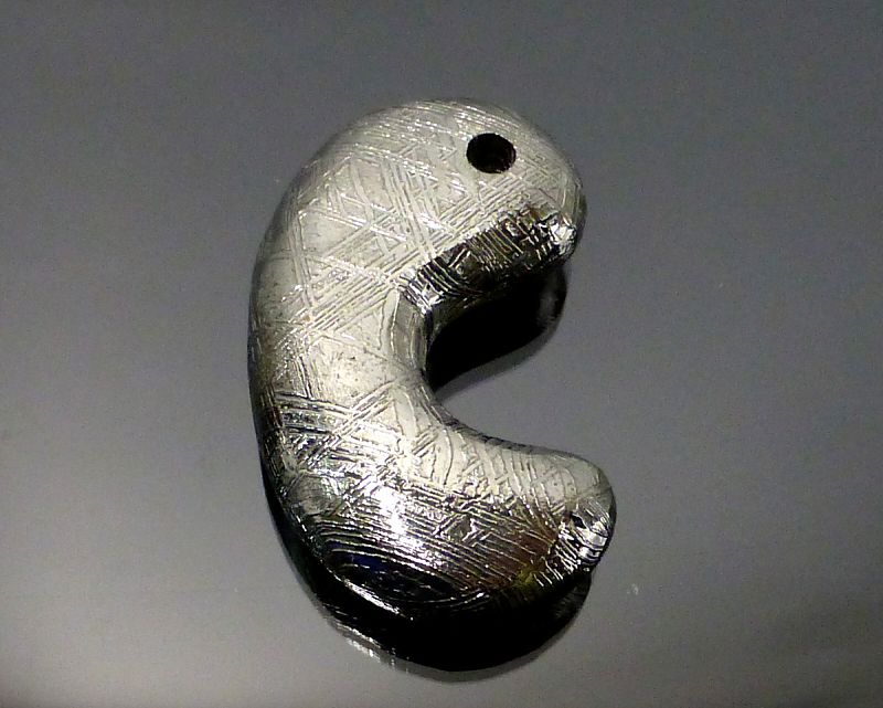 ギベオン隕石 勾玉｜最高級パワーストーン販売のフォレストブルー