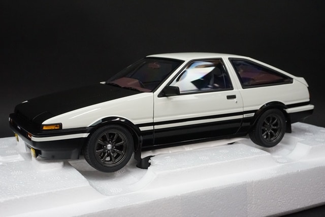 1/18 オートアート 78799 トヨタ スプリンター トレノ (AE86) 『頭文字