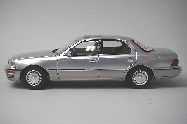 新品 8230811S XiaoGuang MODEL 1/18 レクサス LS400 1993 シルバー