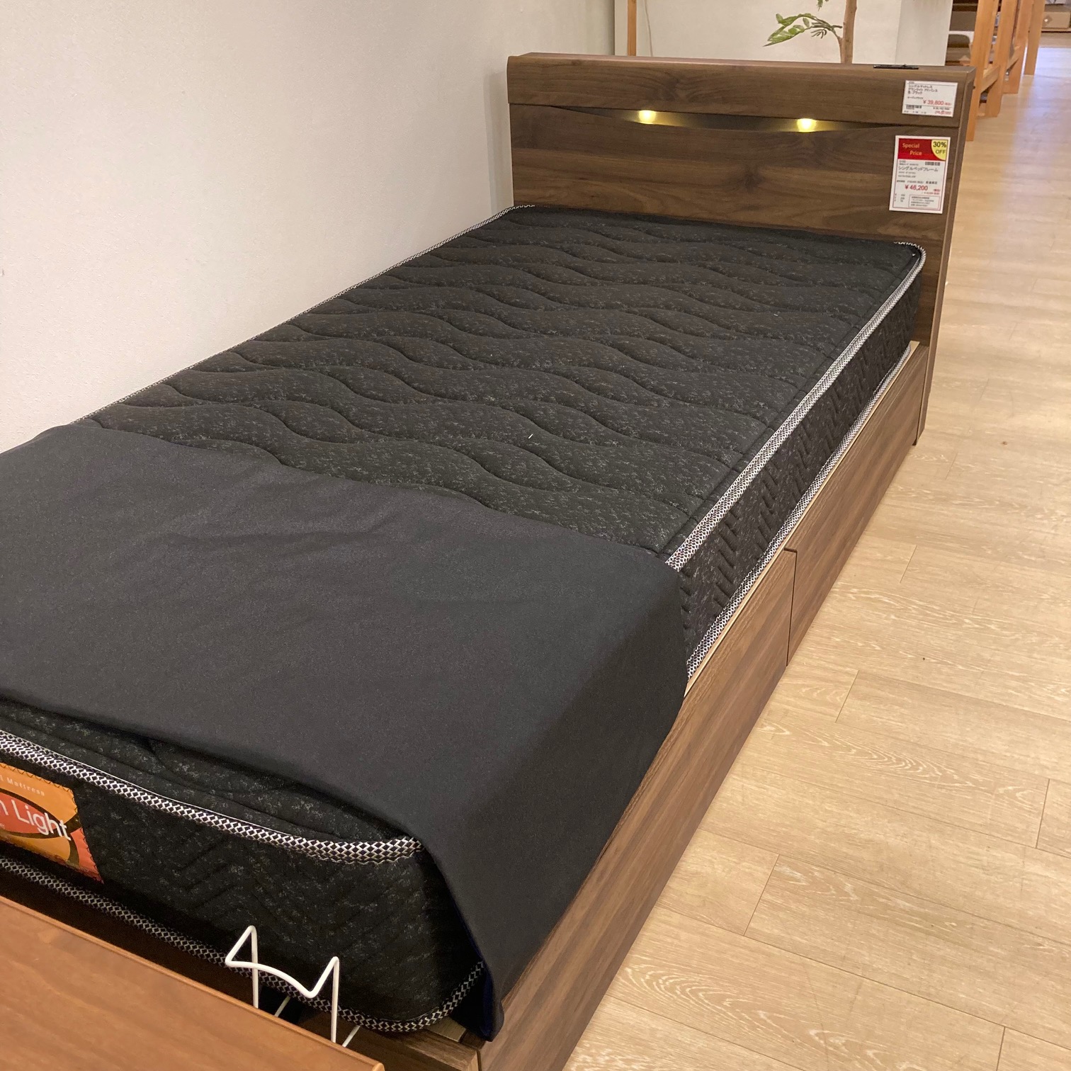 H展示特価】 シングルサイズベッドフレーム サクヤ 引き出し付 ダーク