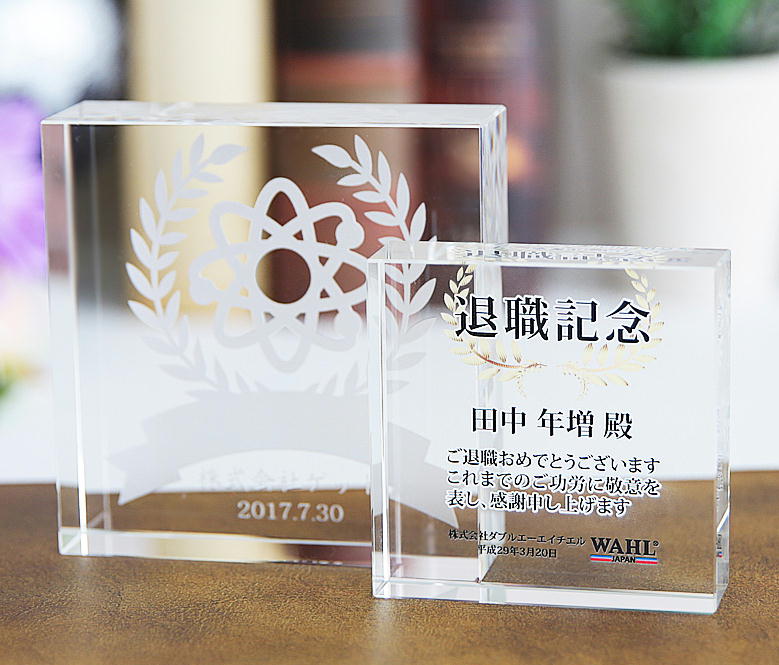 個別デザインで作るクリスタルペーパーウエイトは各種記念品に最適です