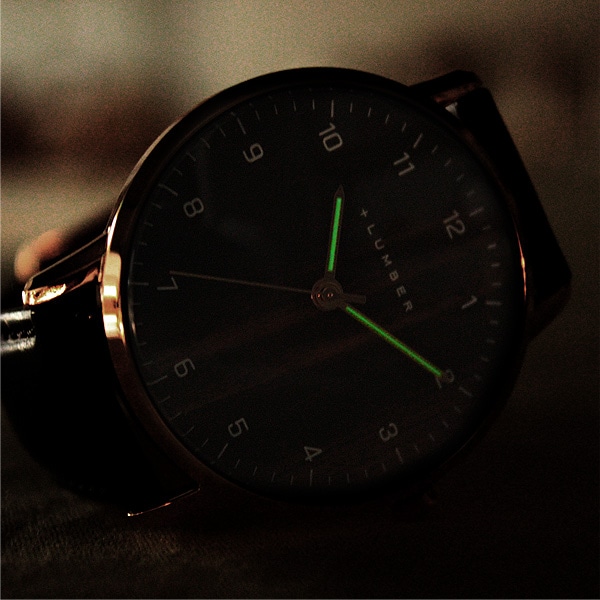 □「WATCH 8800」文字盤に本木目を使用した曲面ガラスが美しい木製