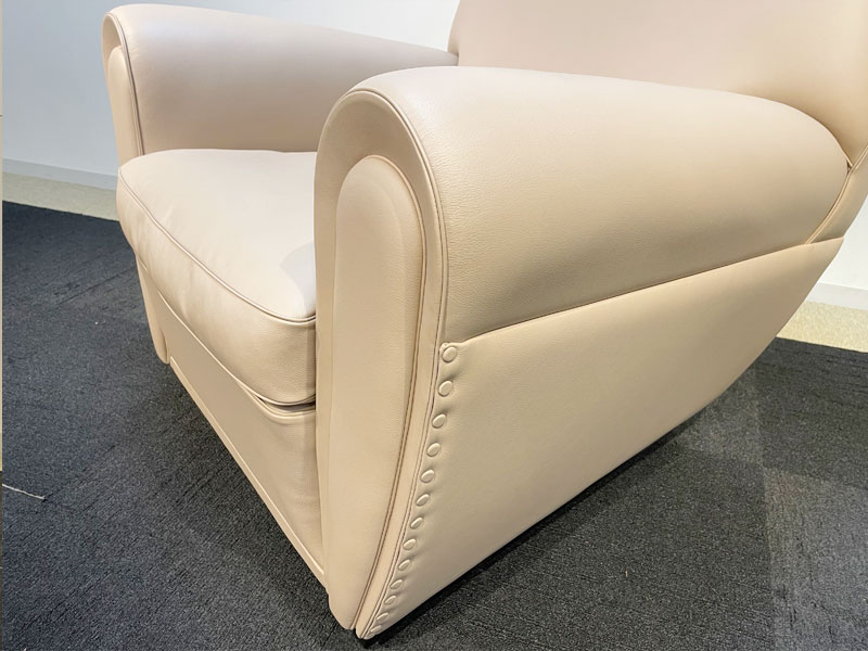 アームチェア「バニティフェアXC」革ベージュ/アウトレット＆ベッド