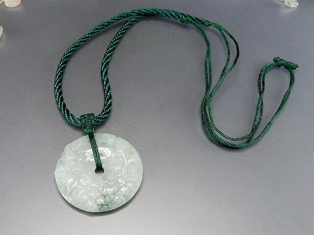 綺麗ひすい本翡翠ジェダイト花彫り平安扣ペンダント紐ネックレス
