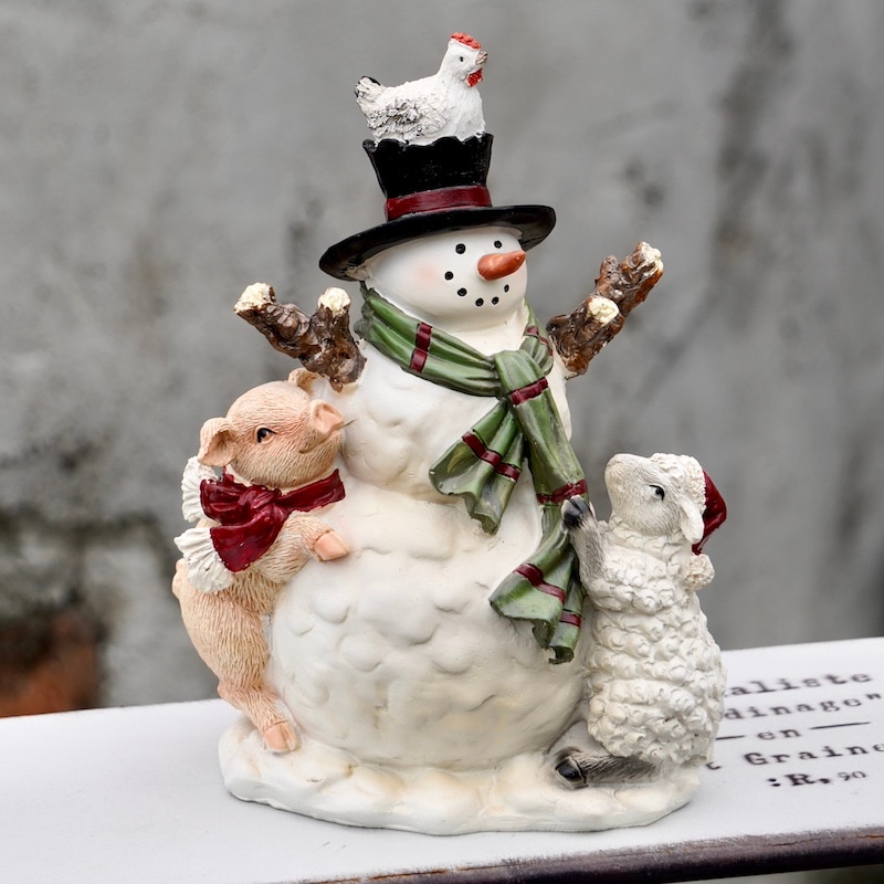動物たちと仲良しのスノーマン