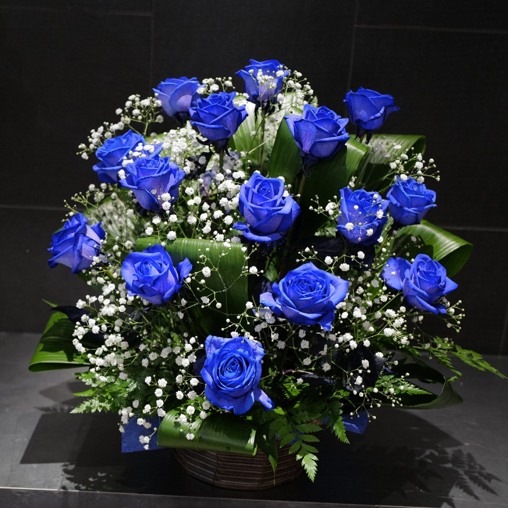 青いバラ15本とキラキラかすみ草のアレンジメント | バラ・生花,青い