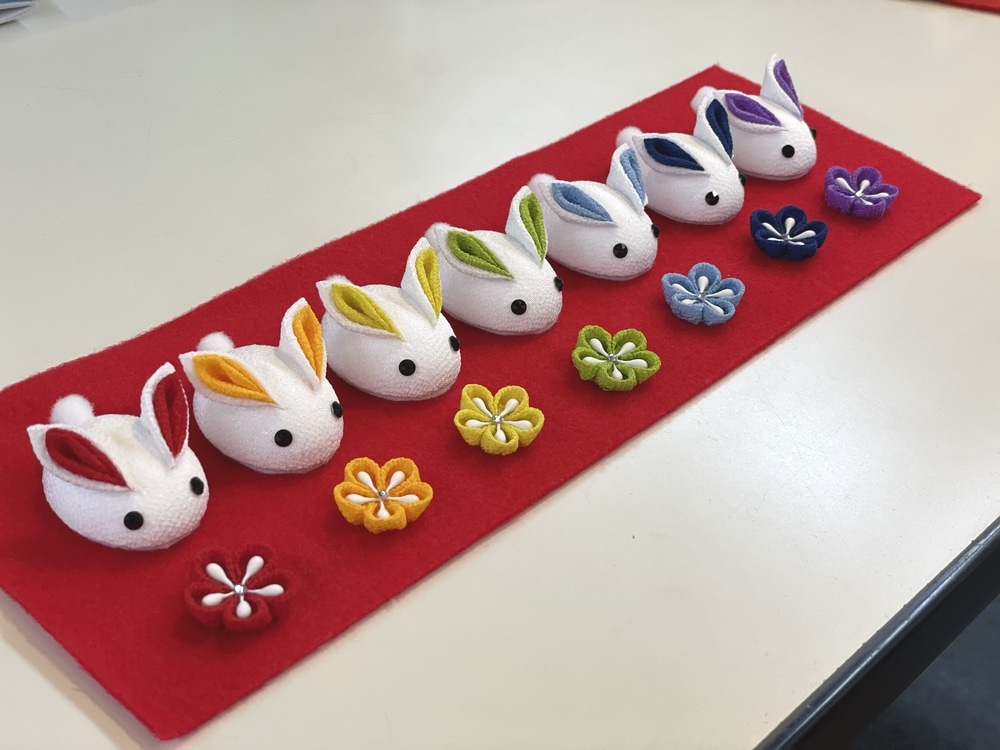 つまみ細工の白うさぎとお花（厄除けカラー7色） | オリジナル和雑貨