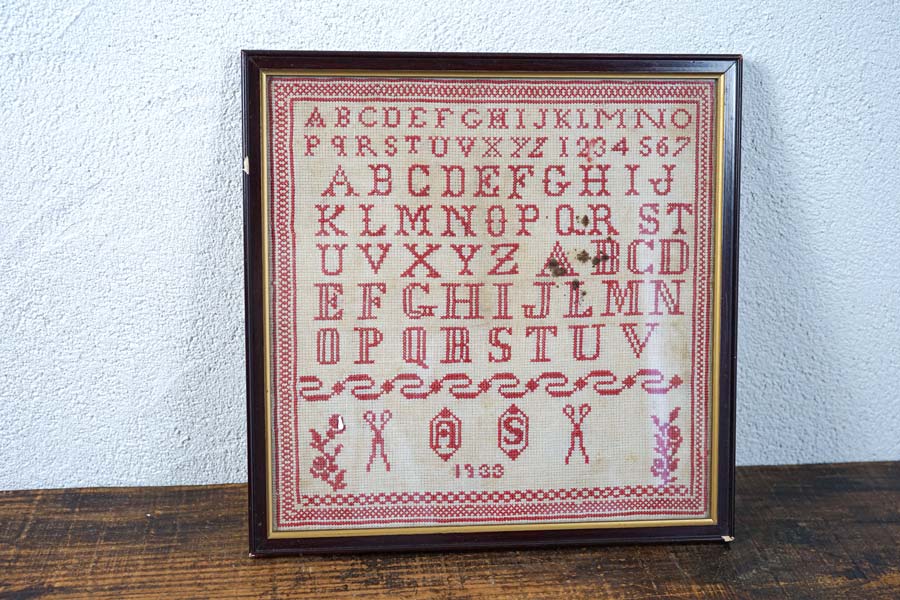 フランスアンティークアルファベット刺繍サンプラーフレーム入り 1933