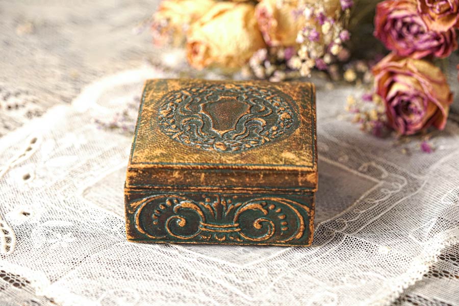 アンティーク革張りのレリーフのジュエリーボックス7.5×7.5×4cm gk-608