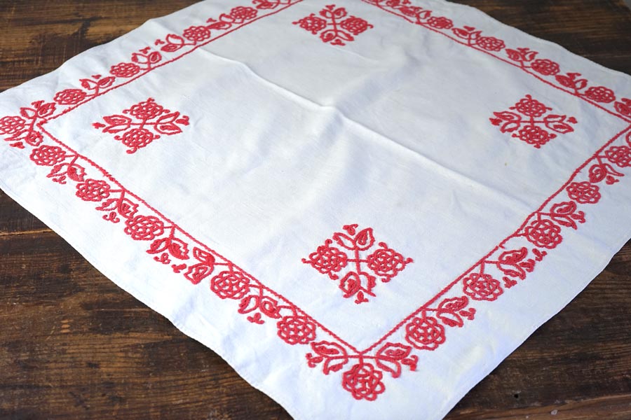 トランシルバニアの赤の刺繍のリネンクロス75×72cm ge-1019の通販