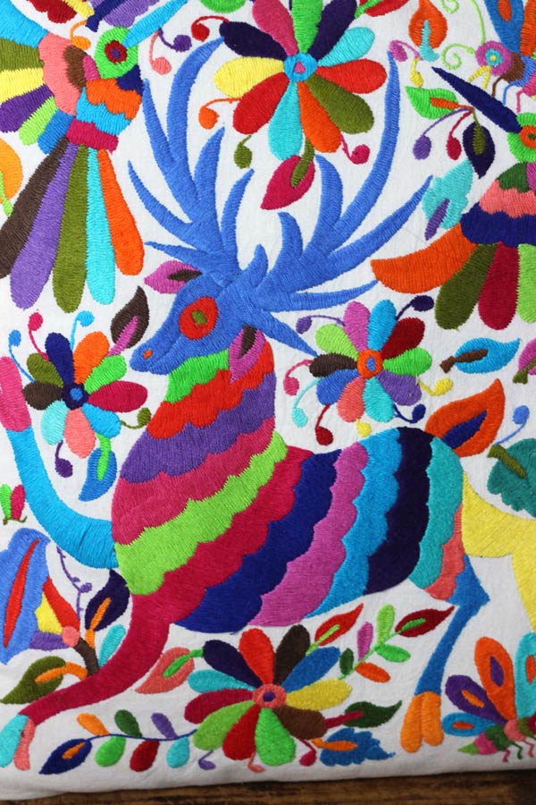 メキシコのオトミ族のサテンステッチ刺繍のカラフルなクッションカバー