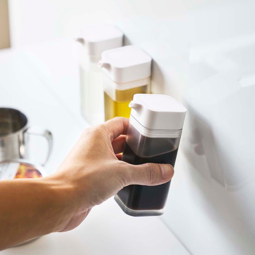 tower】マグネットプッシュ式醤油差し ホワイト｜浮かせる収納