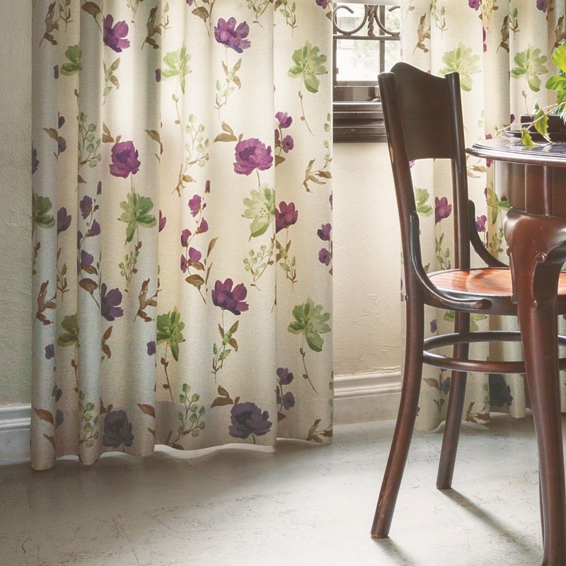 防炎＞落ち着いた色の花柄プリント。光をお部屋にとりこむカーテン【SI