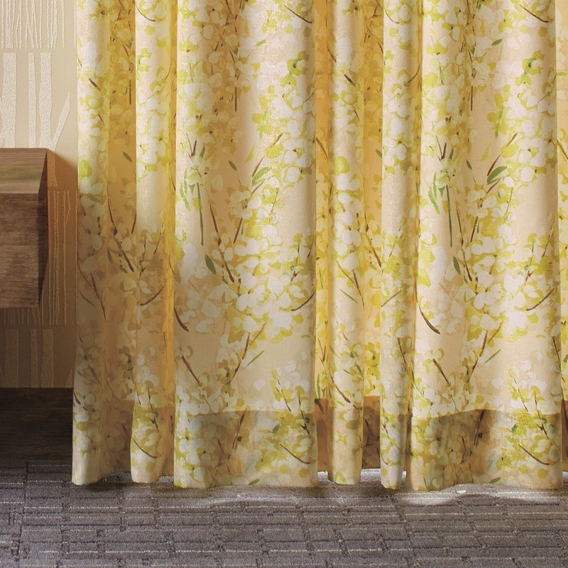 防炎＞光沢のある生地に満開に広がる華やかな花柄プリント。日光を