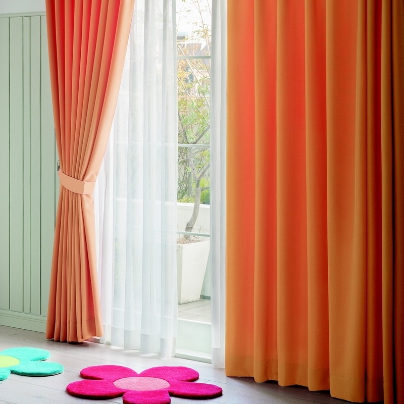 防炎＞目を惹く印象的なオレンジ色・お部屋に光をとりこむ非遮光