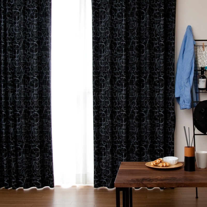 超遮光＞かすれたアルファベット柄プリントでビンテージ風に。裏