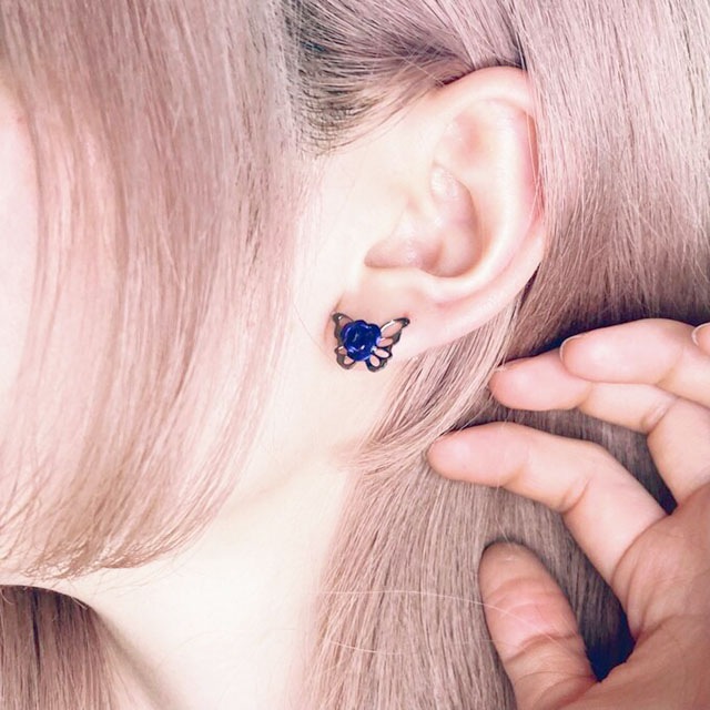 薔薇と蝶のピアス【両耳/青】/ kuro_kawaE (クロ カワイー)｜LISTEN