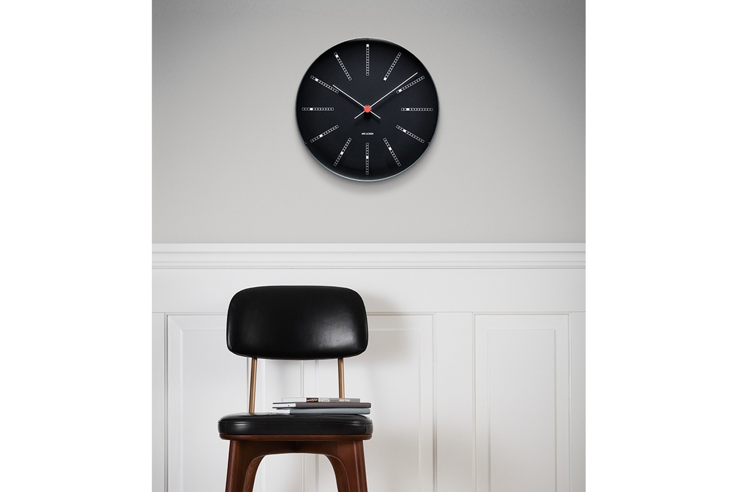アルネ・ヤコブセン ウォールクロック バンカーズ ブラックの通販