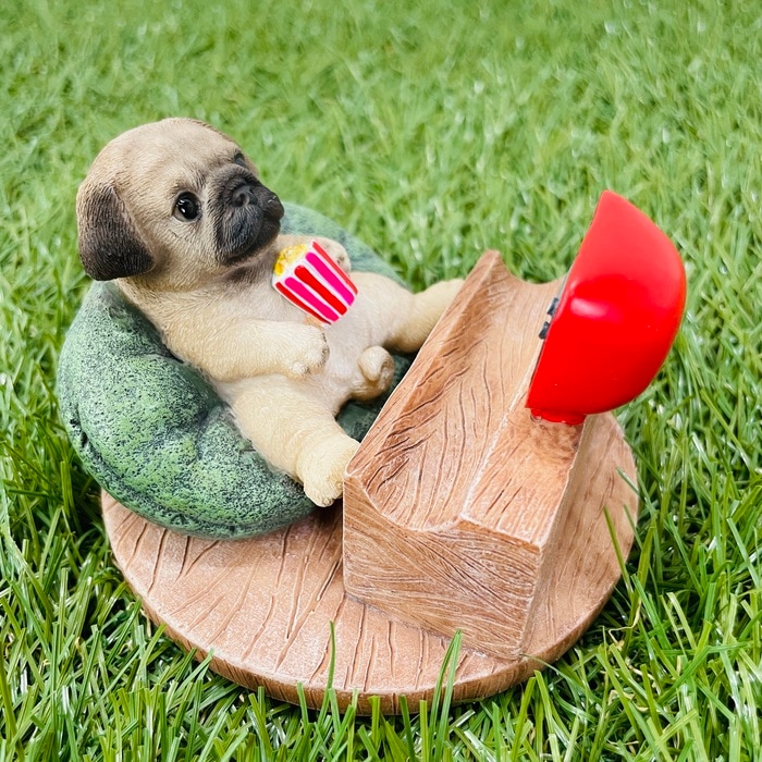 スマホスタンド テレビを見るパグ woobia ウービア 犬 イヌ いぬ 卓上