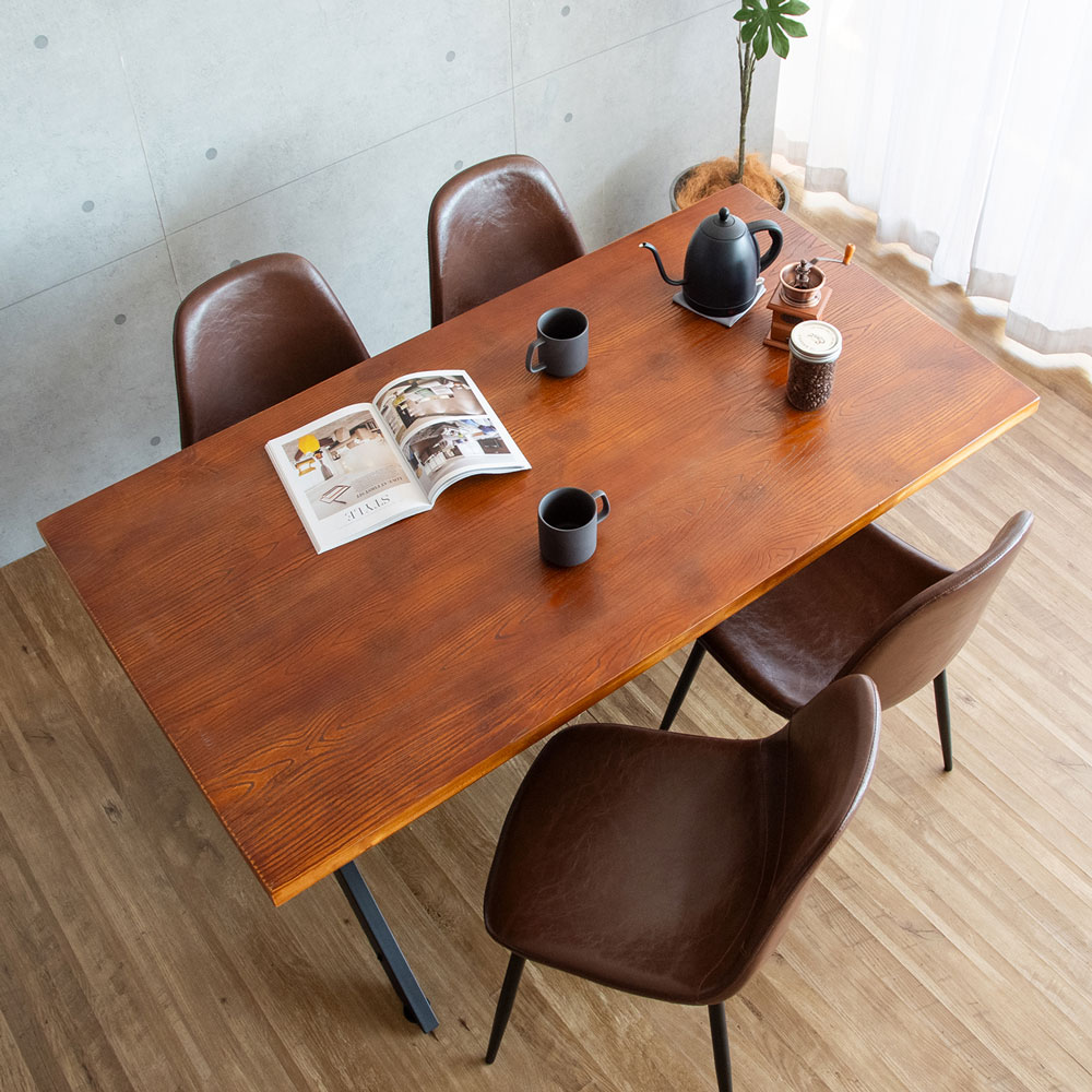 天然木の温もりと無機質なスチール脚のインダストリアルダイニング