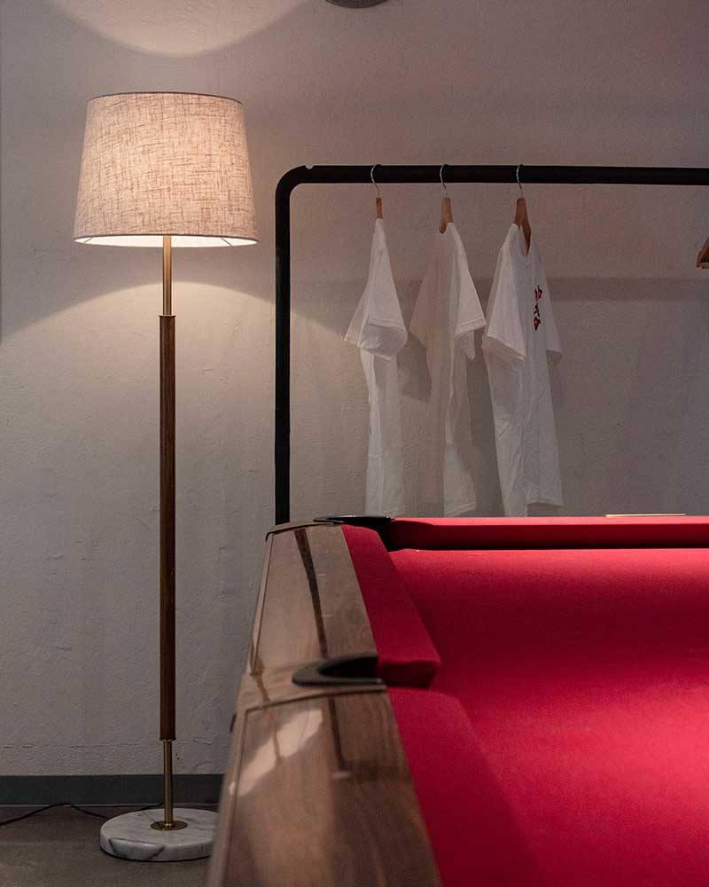 上質な空間を灯す大理石ベースのスタンドランプ｜優しい灯りのフロア