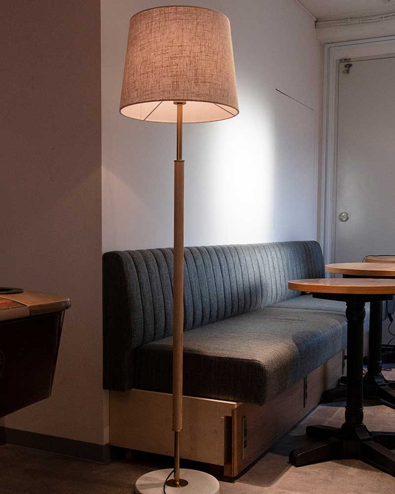 上質な空間を灯す大理石ベースのスタンドランプ｜優しい灯りのフロア