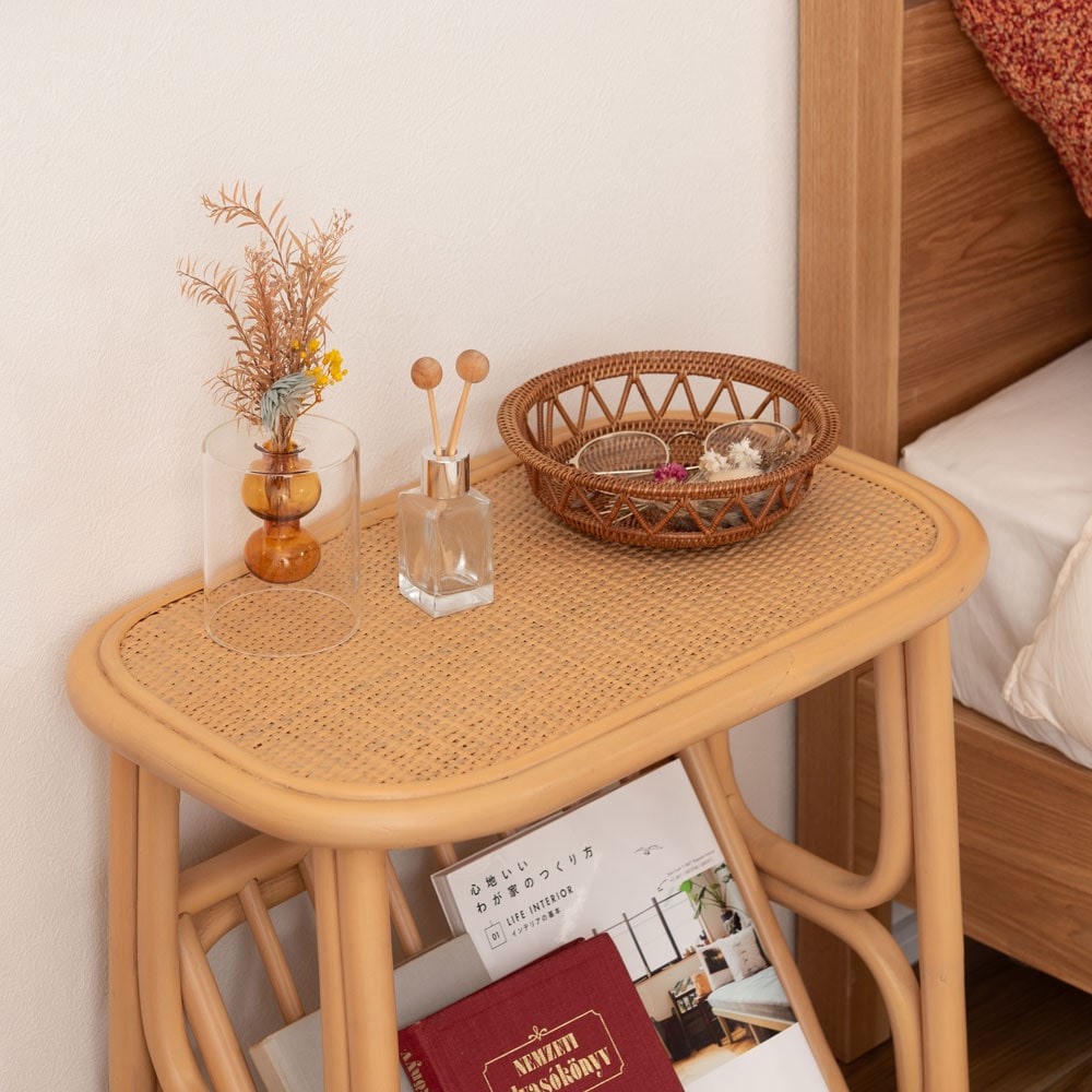 マガジンラック付きサイドテーブル｜天然ラタンの温もりと実用性を