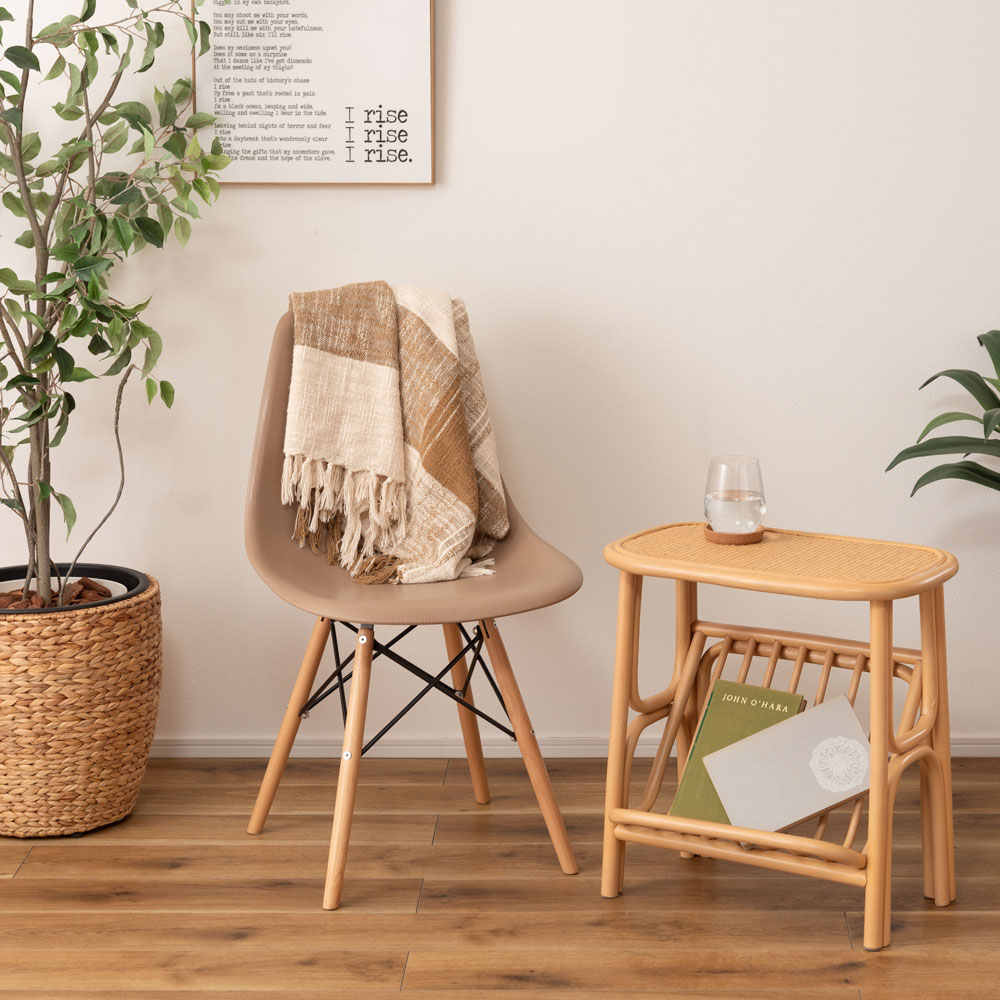 マガジンラック付きサイドテーブル｜天然ラタンの温もりと実用性を