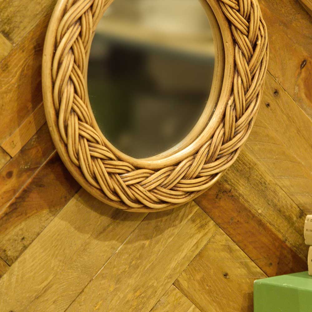 ラタンのウォールミラー｜丸型のヴィンテージ風鏡です｜ボヘミアンや