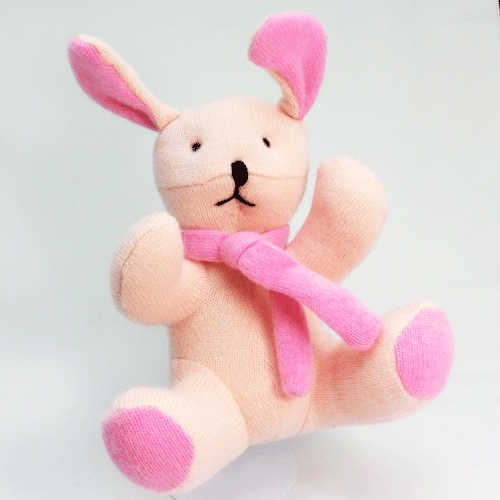 優しいピンク色。カシミヤのピンキー・バニー【体長22cm