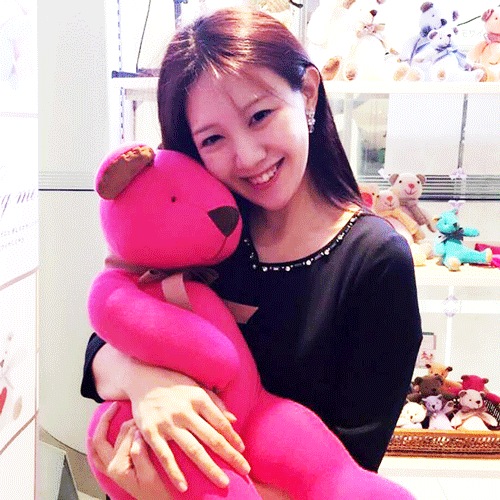 高級カシミヤ製テディベア。ホットピンク色のフューシャ・ジャイアント