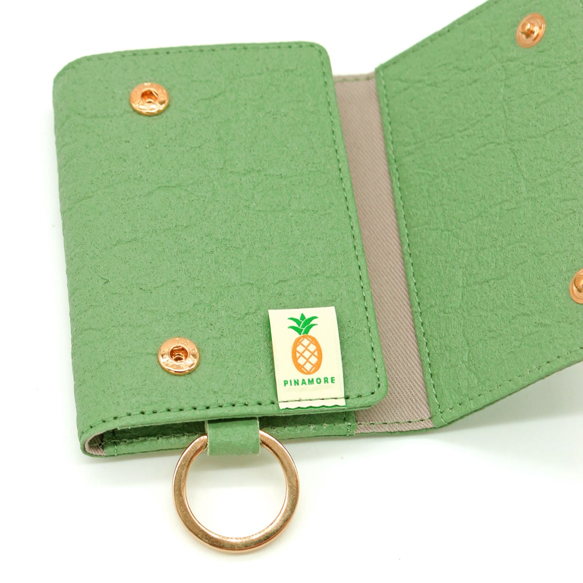 パイナップルの葉からできたサステナブルなヴィーガン素材キーケース
