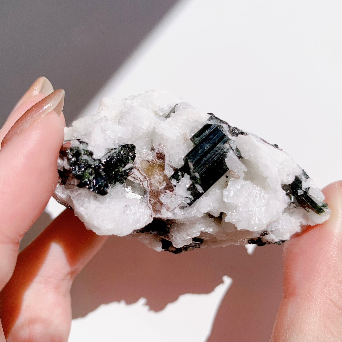 グリーントルマリンonアルバイト 原石 | 原石 | Crystals by Purely