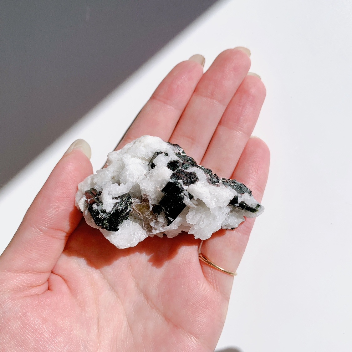 グリーントルマリンonアルバイト 原石 | 原石 | Crystals by Purely