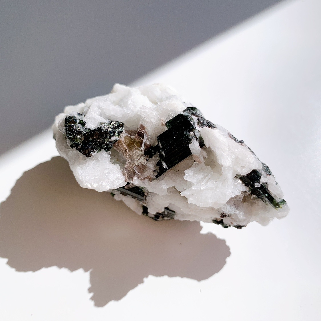 グリーントルマリンonアルバイト 原石 | 原石 | Crystals by Purely