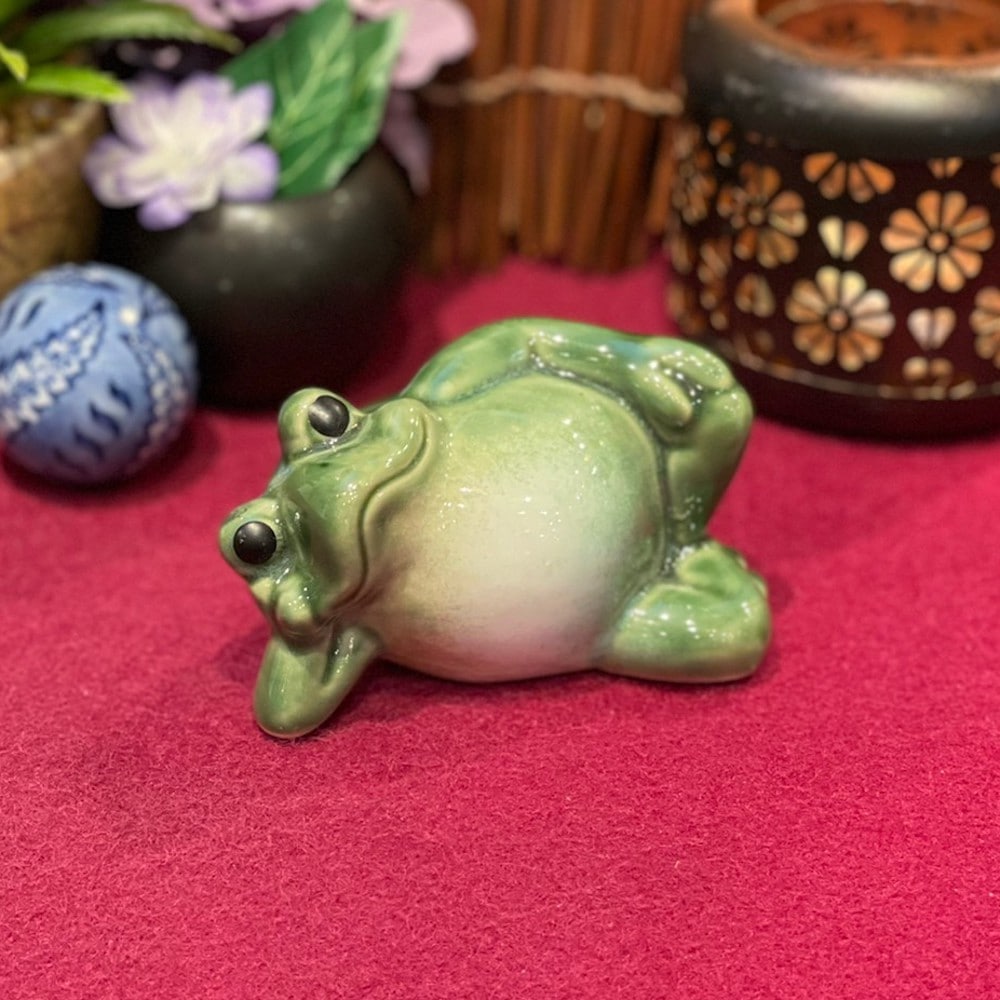 カエルの置物 陶器 寝ころび蛙 かえる かえる 蛙 アマガエル 福 幸運