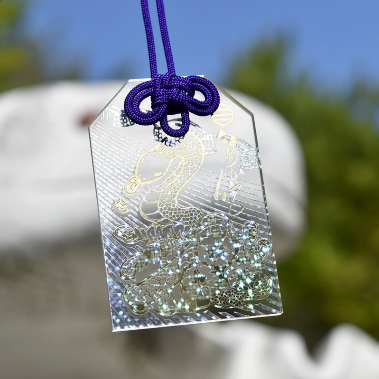 キラキラ輝く 白へびきらら守｜白崎八幡宮