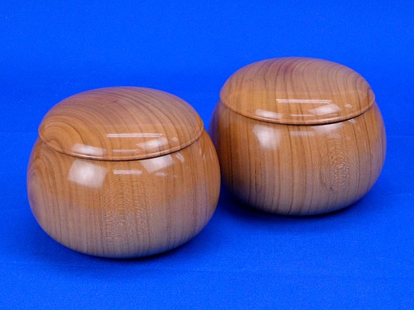 囲碁セット 国産桧2寸ハギ足付碁盤セット(蛤碁石25号・桜碁笥大) | 足