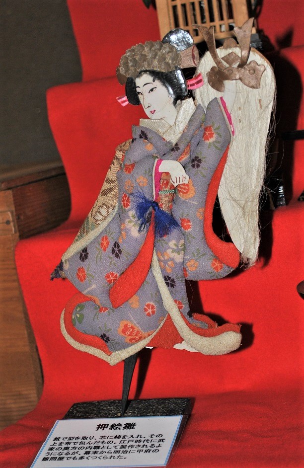 雛段の添え雛（「狆引の官女」他）: 南アルプス市ふるさと○○博物館の