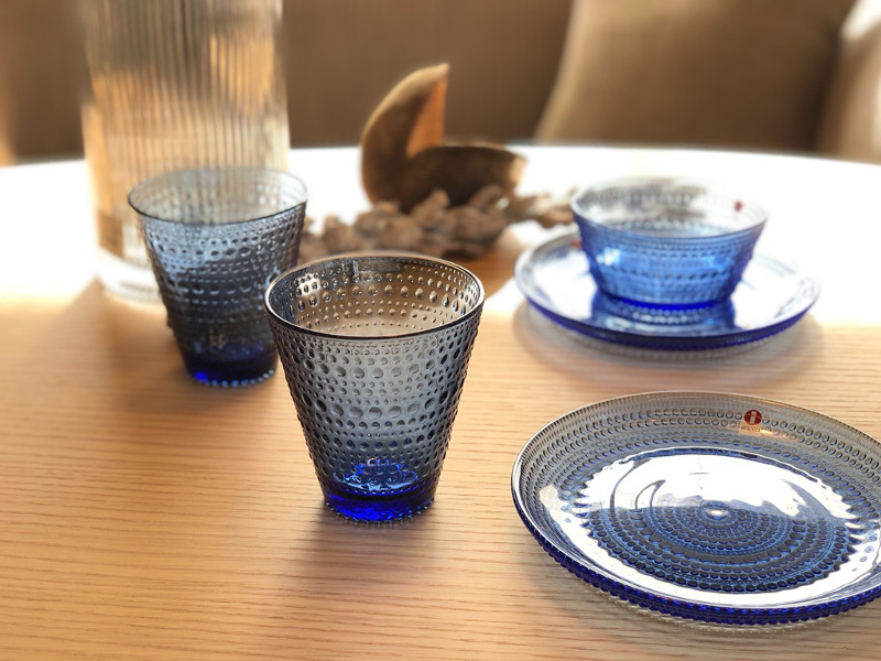 イッタラの2023年アニュアルカラー「ウルトラマリンブルー」の