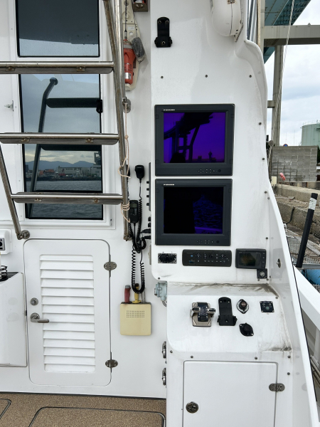 浦田造船所 UR65 C18×2基 | 福岡のマリーナ マリーン博多株式会社