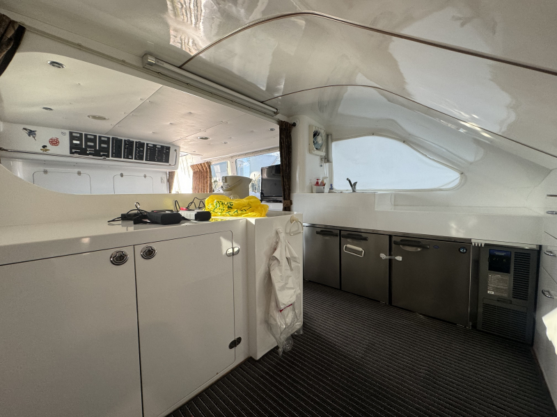 浦田造船所 UR65 C18×2基 | 福岡のマリーナ マリーン博多株式会社