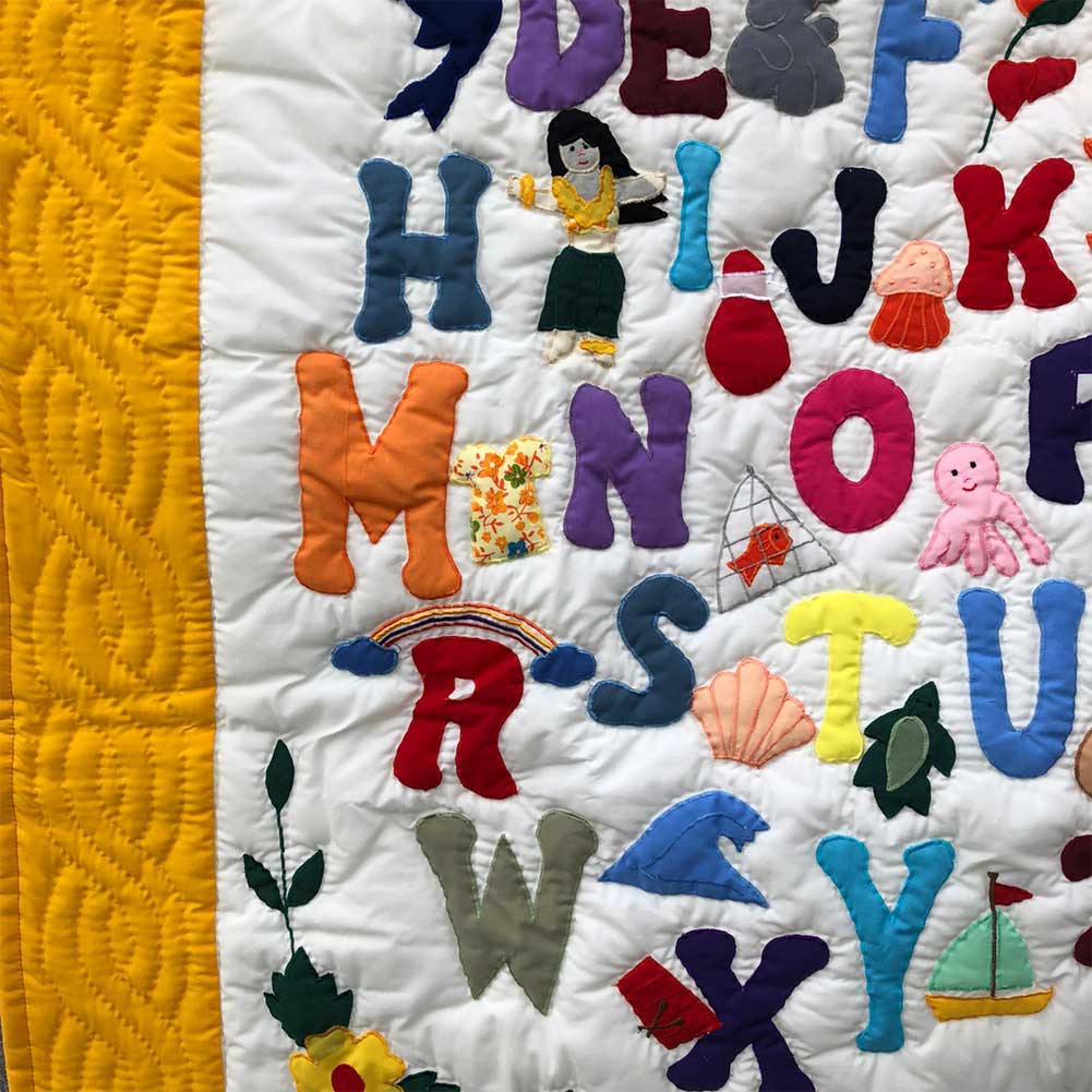 Hawaiian quilt ハワイアンキルトタペストリー アルファベット柄