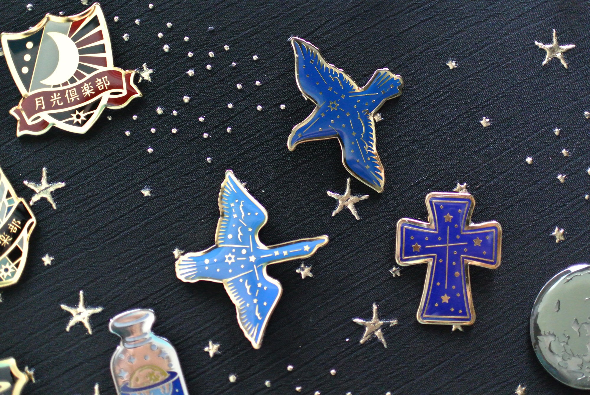 星・月・星座デザインのピンバッジ 11種 – 宙フェス夜市