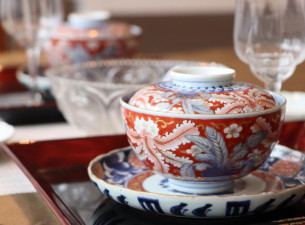 大聖寺伊万里 色絵 蕪文 蓋茶碗】— 縁起の良い蕪文が描かれた、美しい